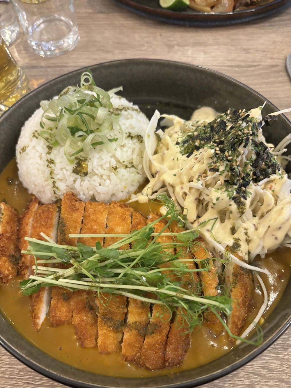Poulet pané au curry, riz et chou à la sauce crémeuse