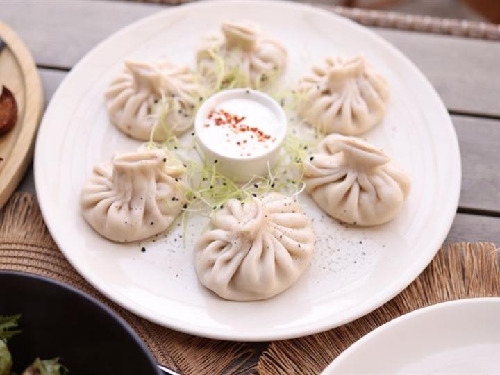 Buuz, raviolis mongols plissés servis sur une assiette (photo d’illustration)