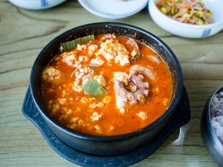 Ragoût de kimchi dans une marmite noire (photo d’illustration)