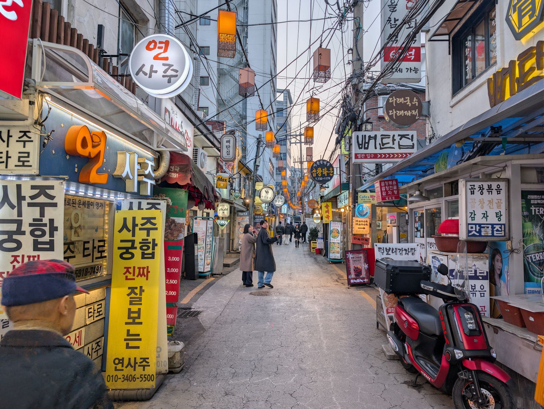 Ruelle animée de Séoul, enseignes lumineuses et façades colorées